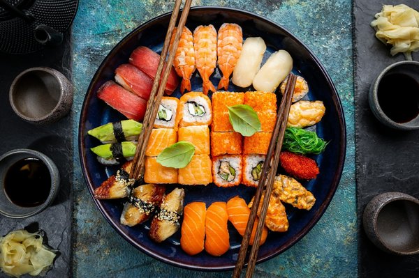 Quelles techniques pour préparer des makis sushi avec une garniture fraîche et une découpe précise?