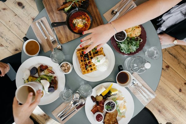 Quelles sont les astuces pour organiser un brunch musical dans un café lounge ?